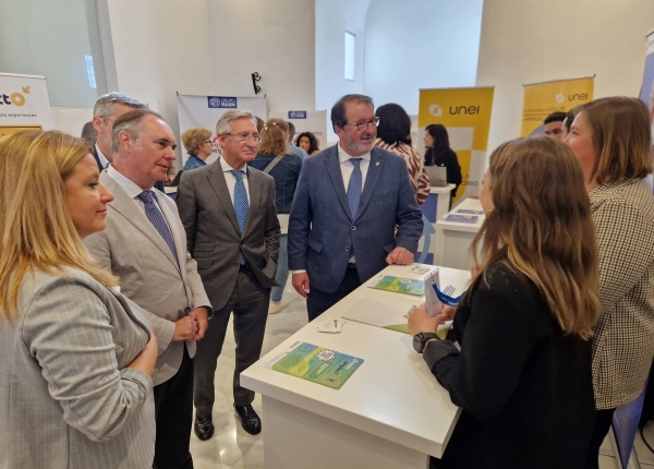 Más de 50 empresas participan en la I Feria de Em...