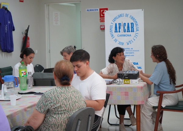 Estudiantes enseñan a personas mayores a usar las...